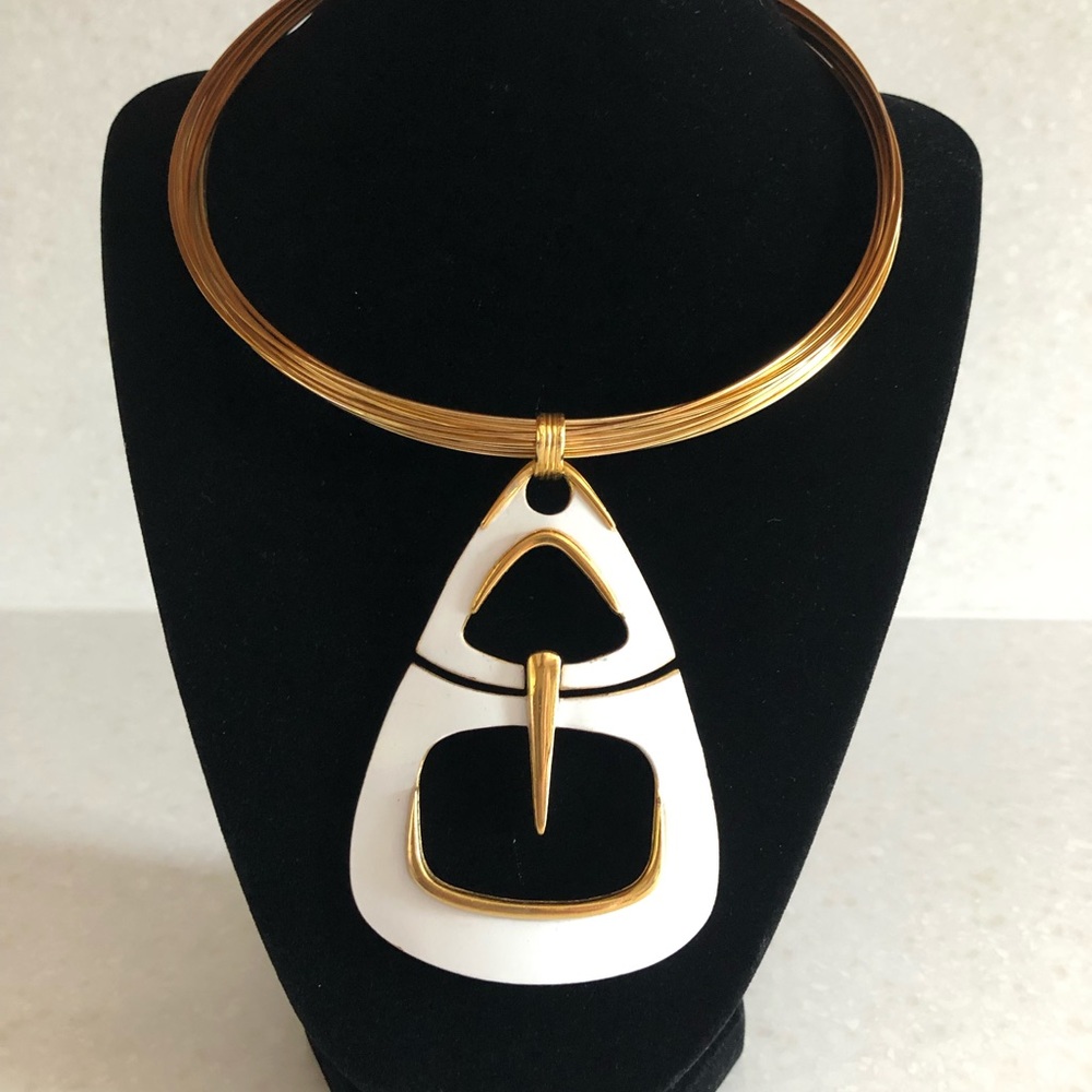 Gold tone wire necklace